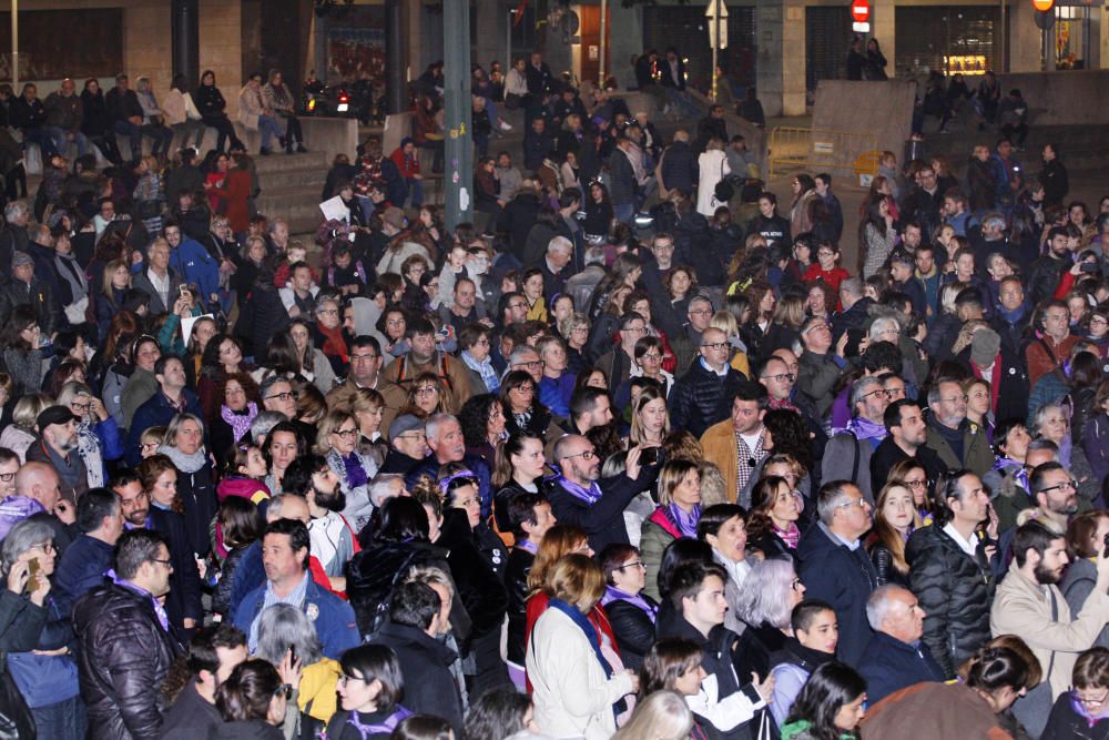 Multitudinària manifestació feminista a Girona