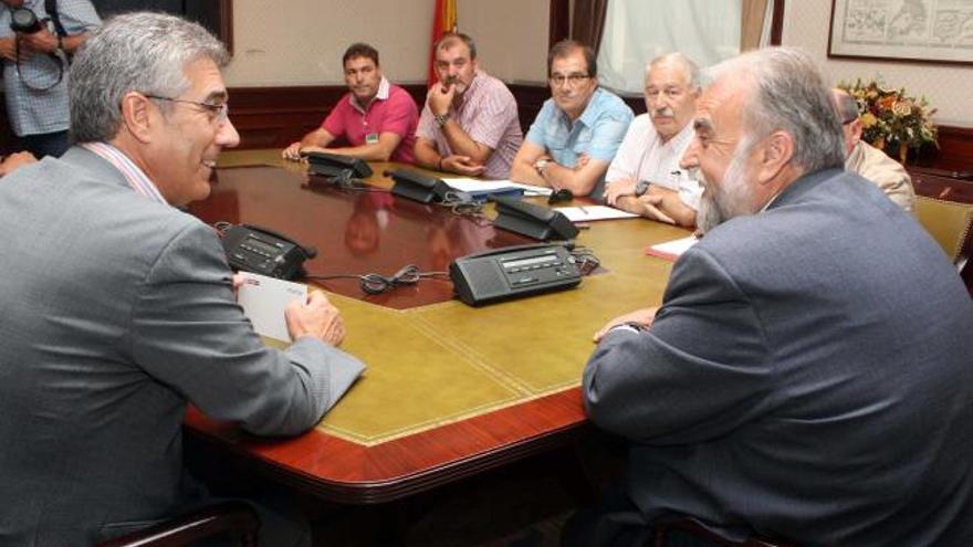 En primer término, a la derecha, Rafael Hernando, con los representantes de los sindicatos.