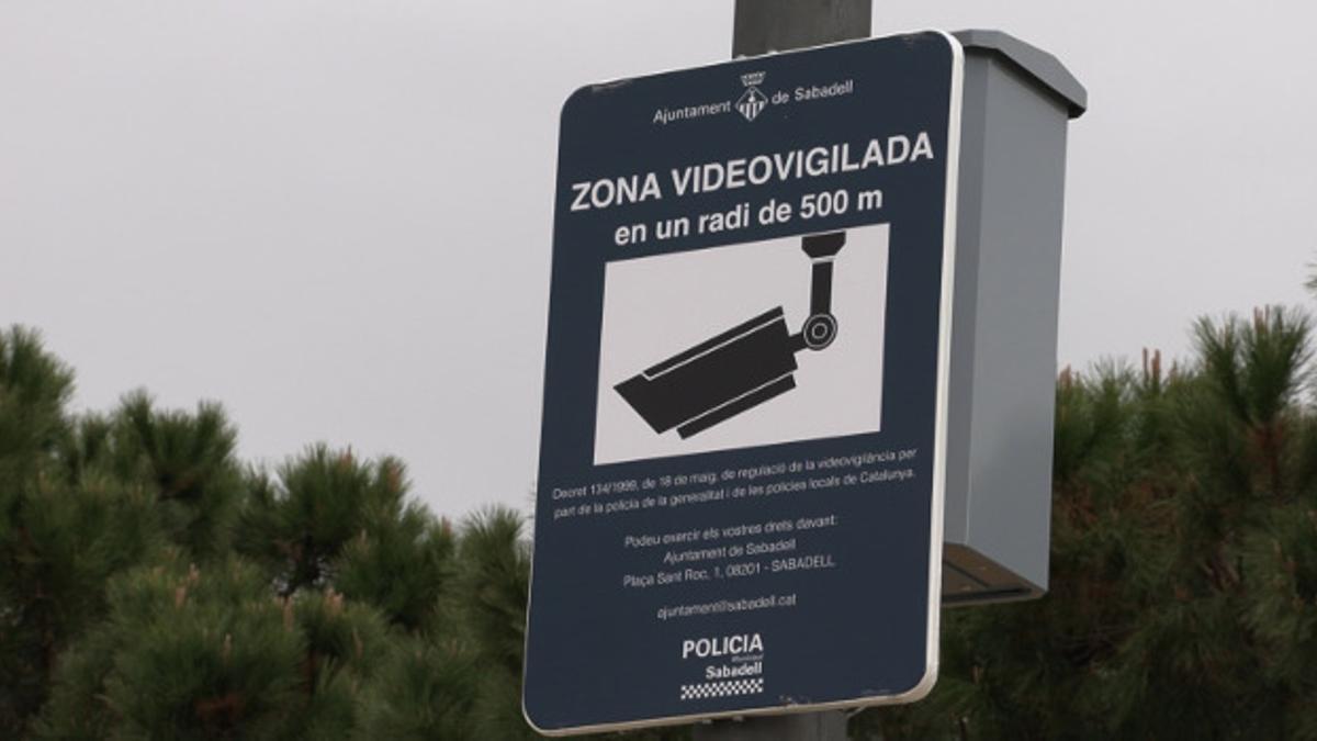 Cartel que advierte de las cámaras de videovigilancia en Sabadell