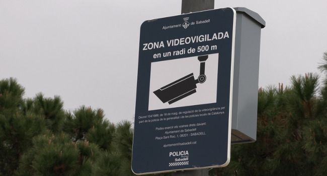 Cartel que advierte de las cámaras de videovigilancia en Sabadell