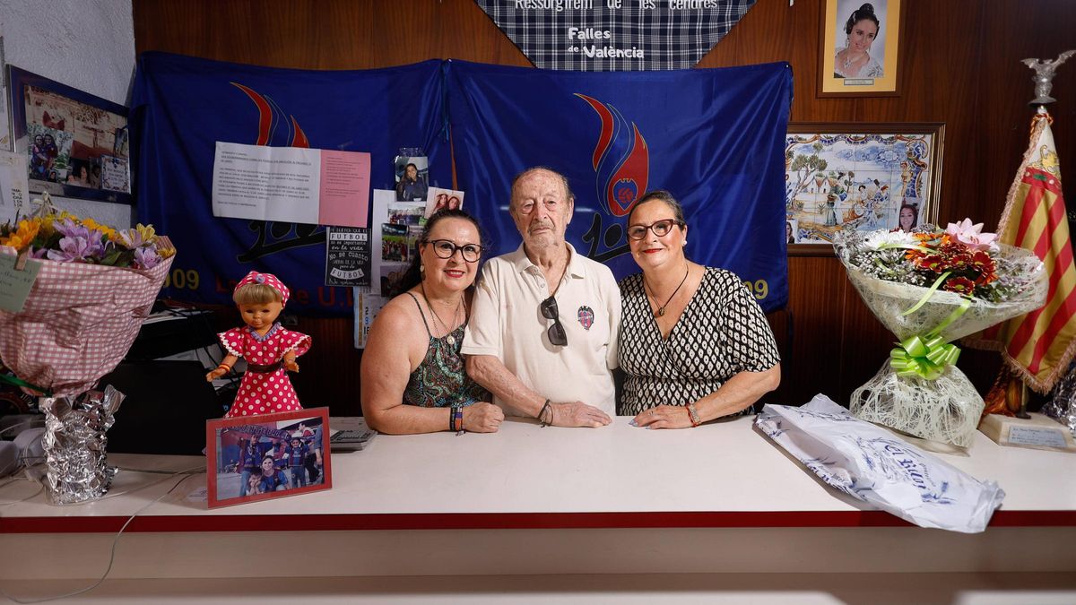 Juan, Laura y Juani posan en el último día de la tintorería más levantinista de València.