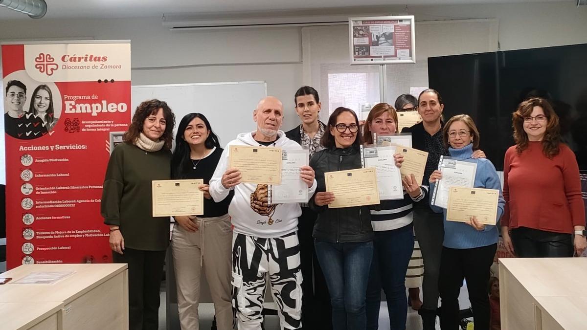 Titulados en uno de los cursos de Cáritas