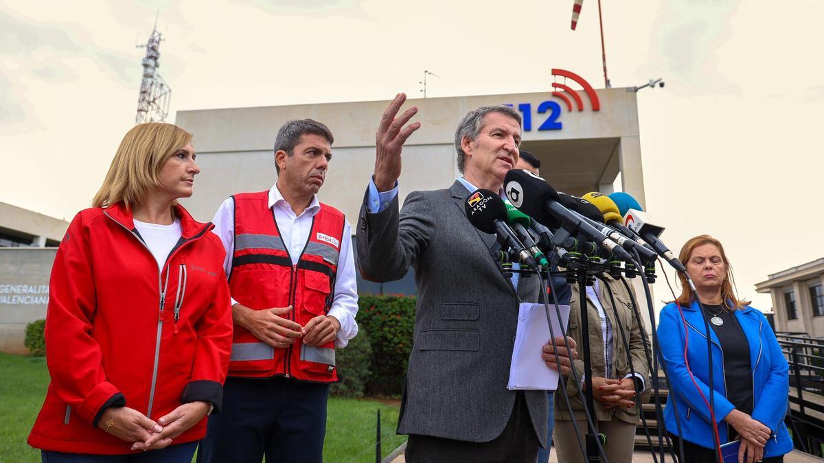 Alberto Núñez Feijóo responde a los periodistas el 31 de octubre, desde el Centro de Emergencias de l'Eliana, cuando dijo que Mazón le había informado "en tiempo real"