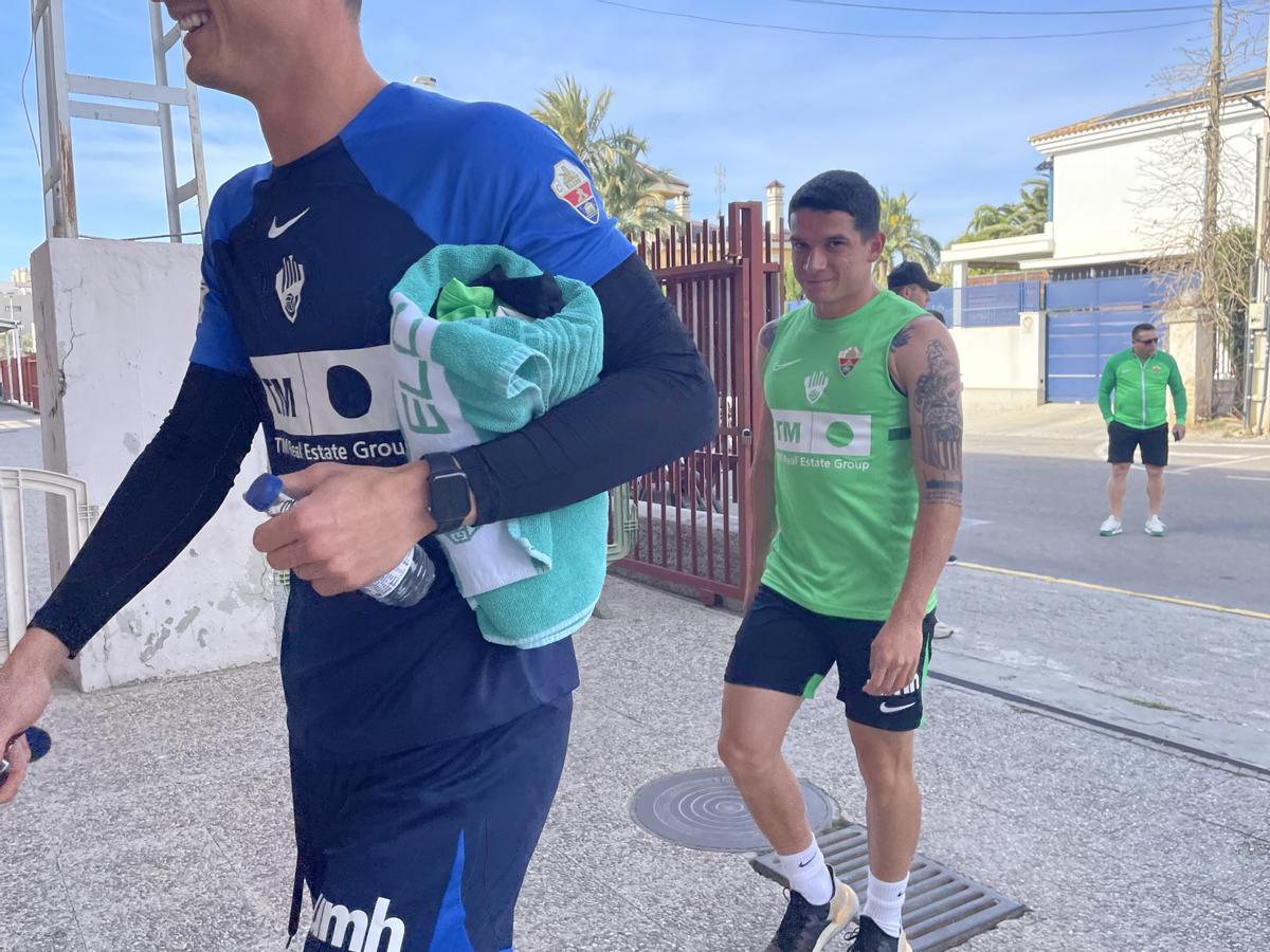 Lautaro Blanco llegaba hoy al último entrenamiento antes del Elche - Barcelona