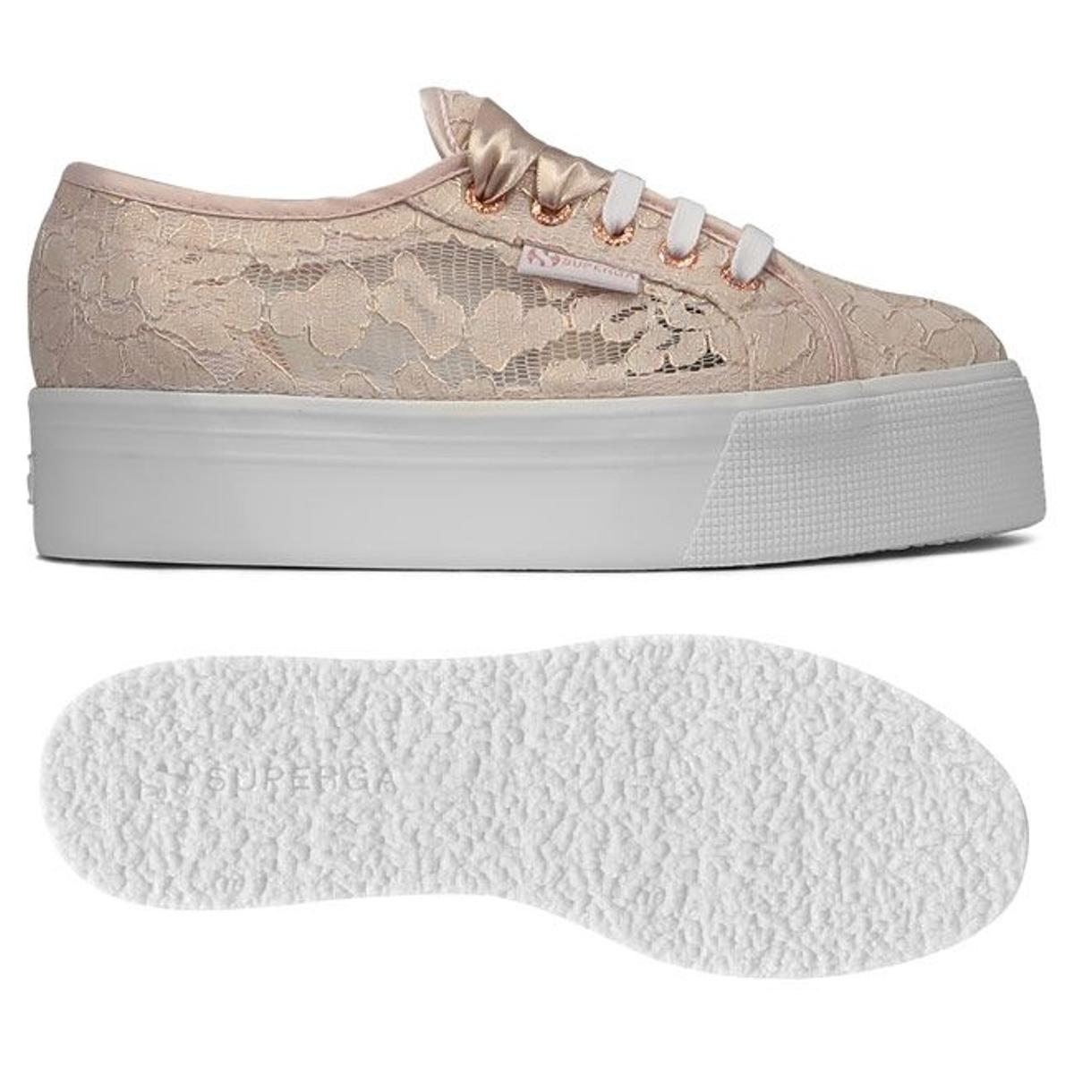 Zapatillas de encaje rosadas con plataforma de Superga. Precio: 105 euros.