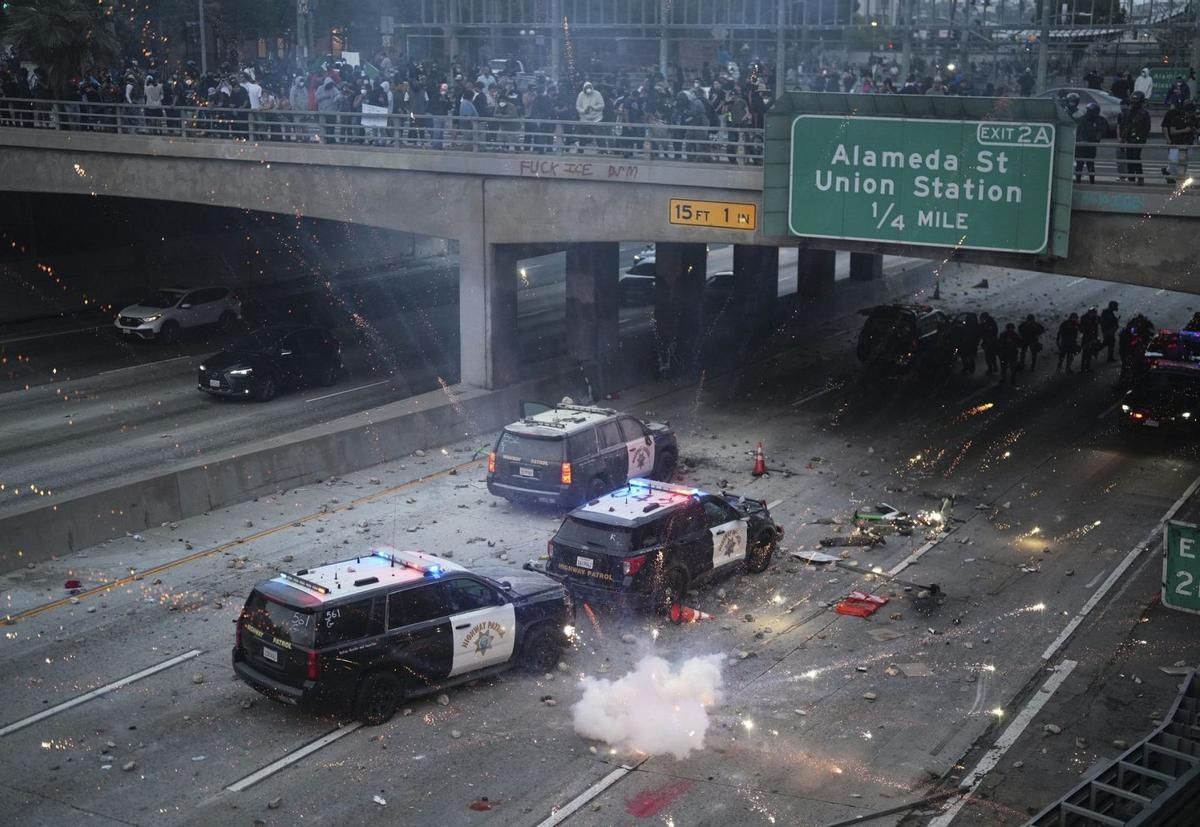 Trump dispara la tensió al desplegar militars en actiu a Los Angeles Trump dispara la tensió al desplegar militars en actiu a Los Angeles