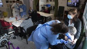 La vacuna alleuja els geriàtrics: «Ja no ens morim»