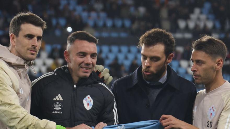 Iván, Sergio y Kevin
entregan a Aspas una 
camiseta por sus 200
goles.  | // RICARDO GROBAS