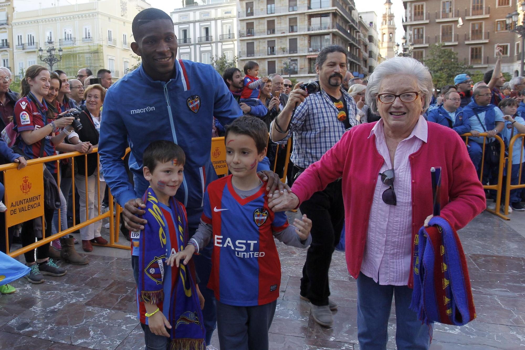 Rememora anteriores ascensos del Levante con imágenes ya históricas