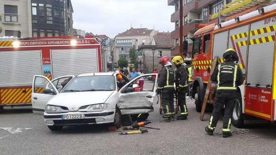 Bomberos del GES Val Miñor y de Porriño, en plena excarcelación.