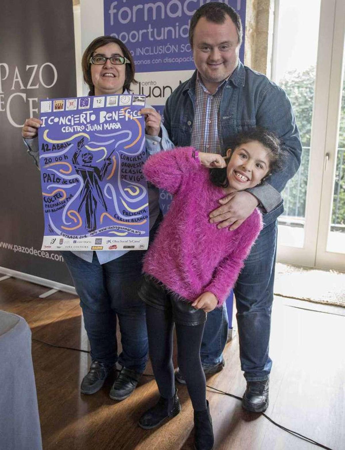 Vanessa Gómez, Noa Casal y David Leyenda, ayer, con el cartel. // C. Graña