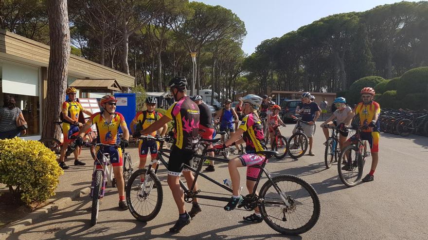 Un grup de ciclistes en un càmping gironí