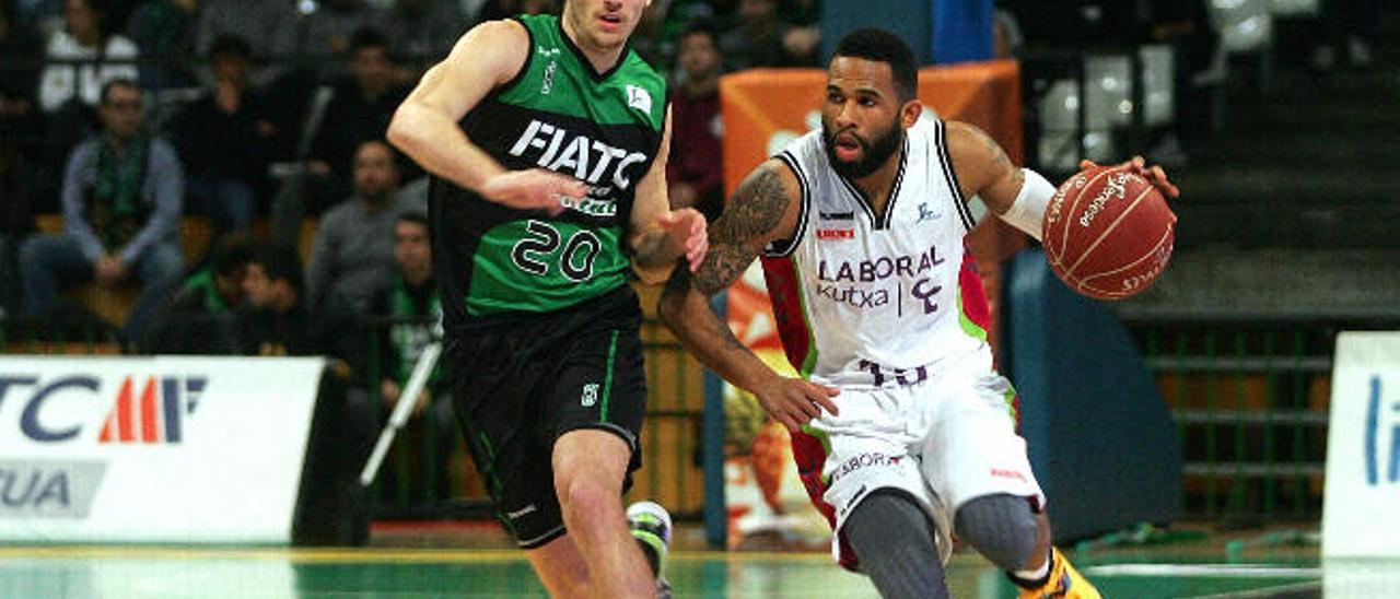 Walter Hodge sube el balón con el Baskonia en el 2013.