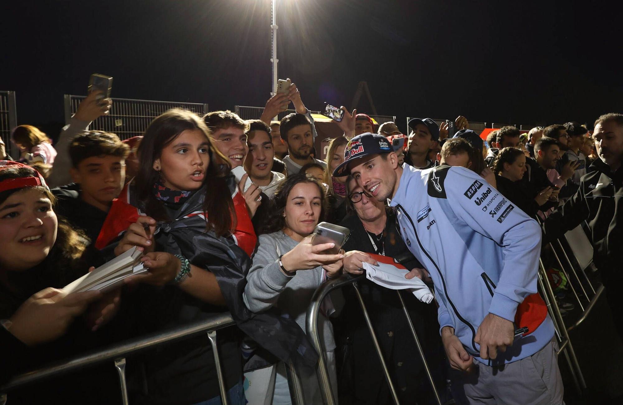 Más de 2.000 aficionados disfrutan del pitwalk con Marc Márquez y los pilotos de MotoGP