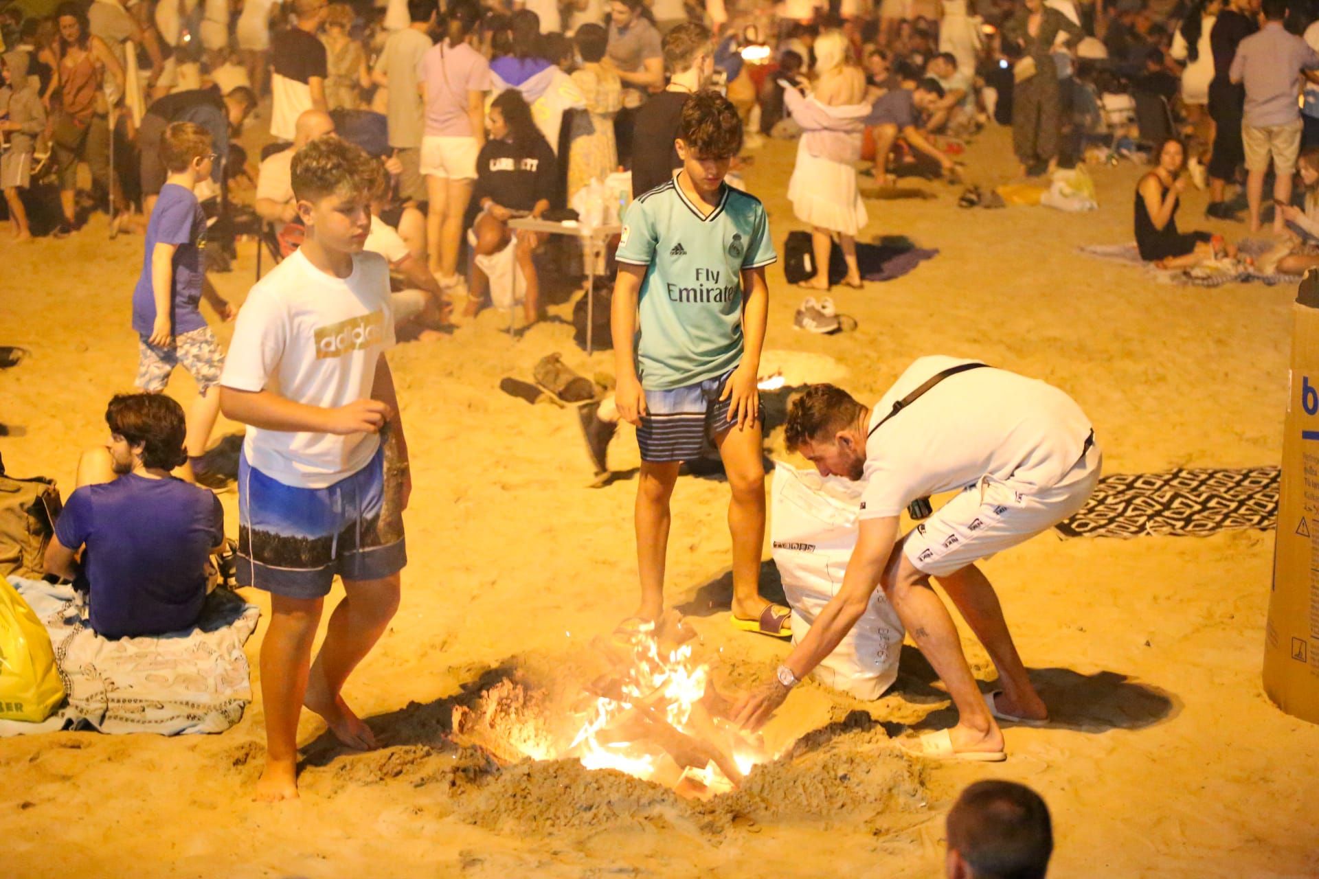 Vuelve la tradición de las hogueras a las playas de Alicante, pero sin botellón