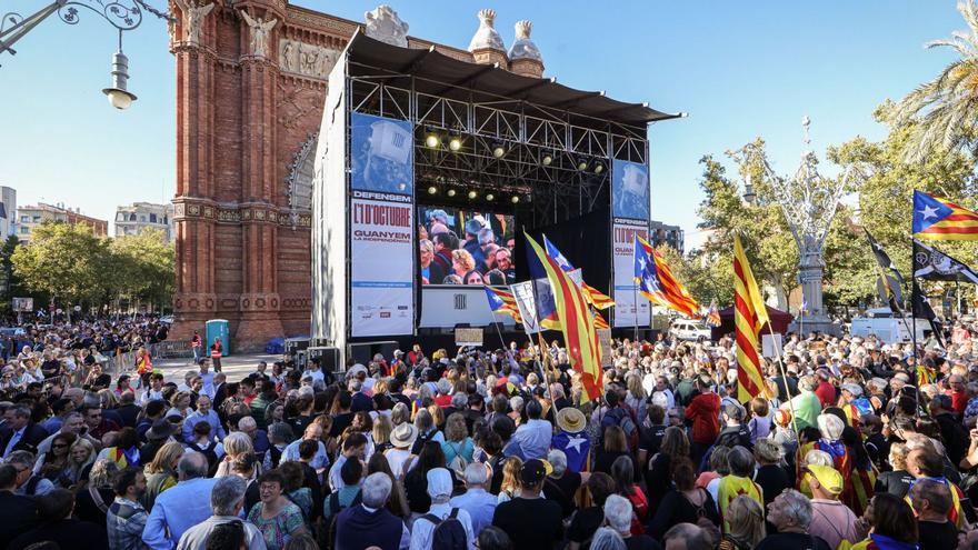 Milers de persones es concentren a l’Arc de Triomf per reclamar l’efectivitat de l’1-O