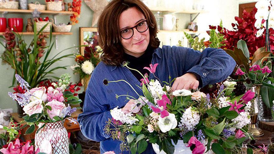 Joana Maria Cerdà mit einer Blumenkreation in ihrem Geschäft in Sencelles.