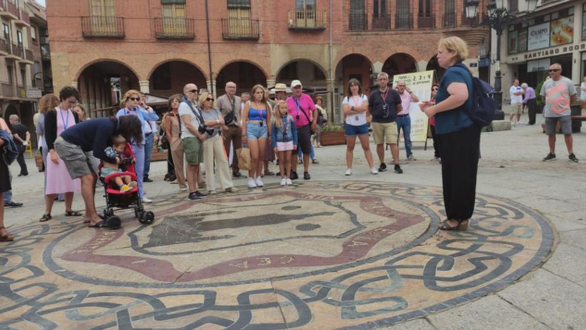 Turistas en la visita a la Plaza Mayor de Benavente. / E. P.