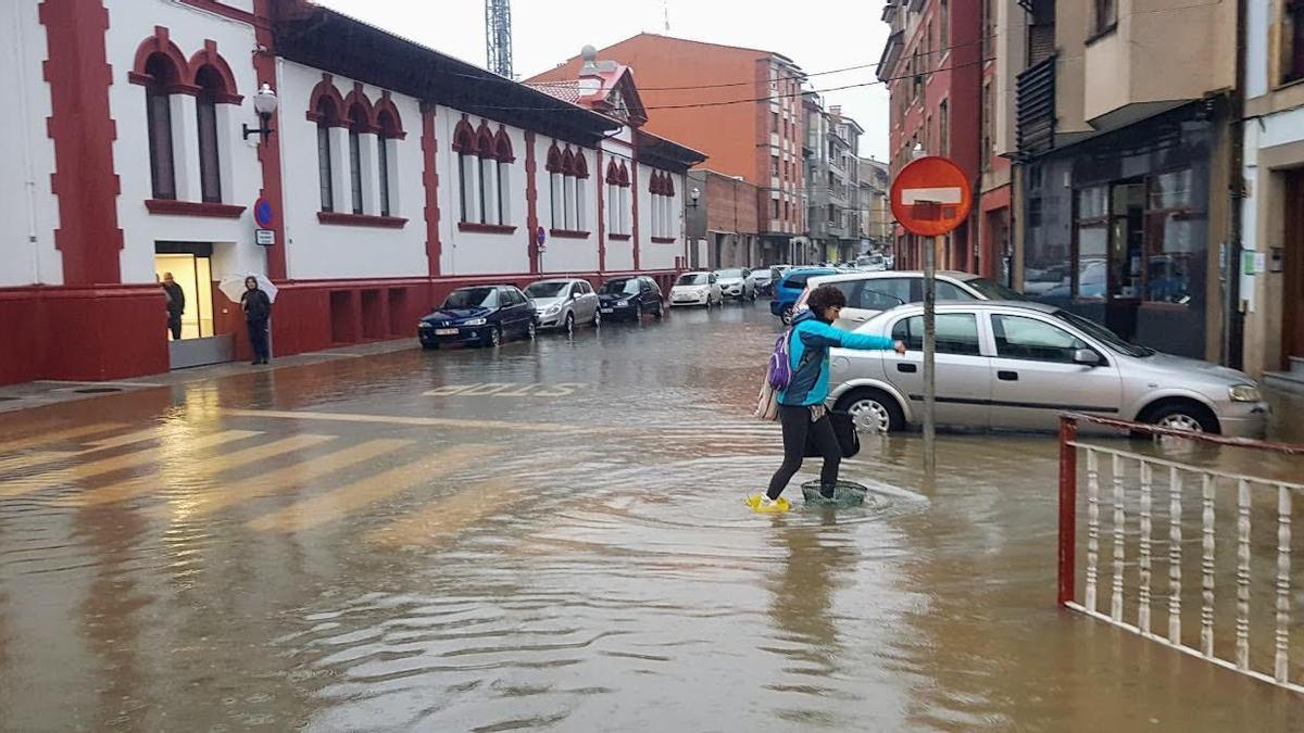 Inundaciones en el centro de Villaviciosa, esta mañana.