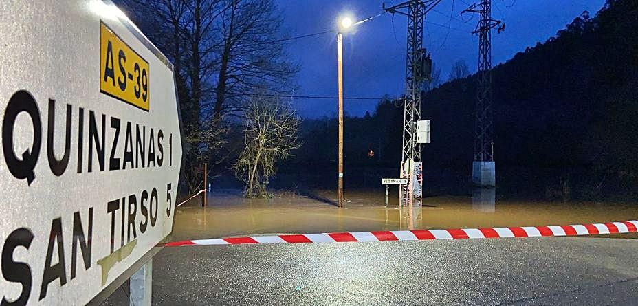 Carretera inundada en Quinzanas.