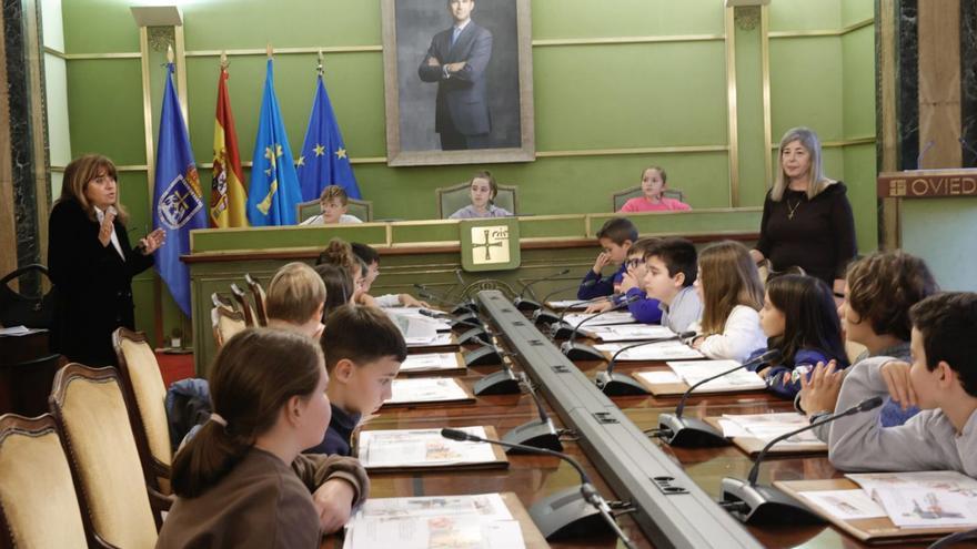 Alumnos del colegio José Luis Capitán de Colloto, durante el Pleno, presidido por Emma González, al fondo en el centro, con Lucca Menéndez como secretario y Paula García como interventora. | Miki López