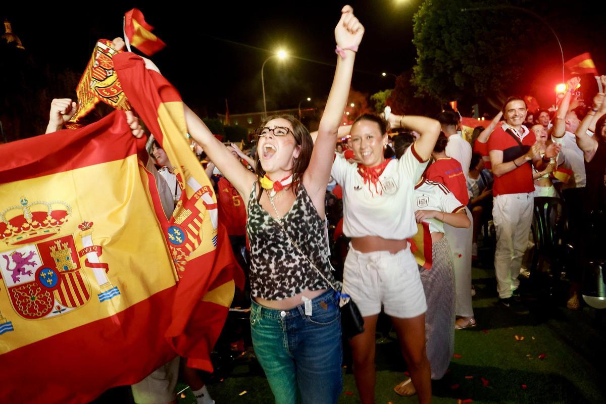 Las mejores imágenes de la afición española en la avenida Teniente Flomesta Las mejores imágenes de la afición española en la avenida Teniente Flomesta
