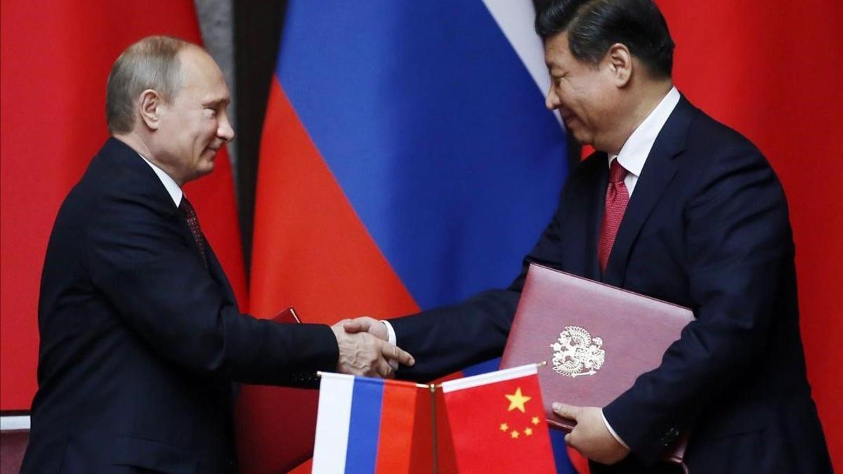 El presidente ruso, Vladímir Putn, y su homólogo chino, Xi Jinping, se saludan durante un encuentro en Shangái, en mayo del 2014.