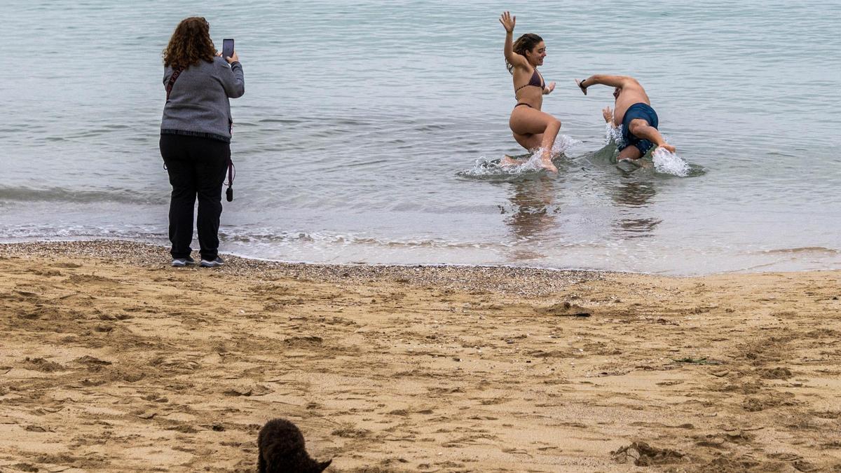 Primer baño del año en Ciutat Jardí, en Palma.