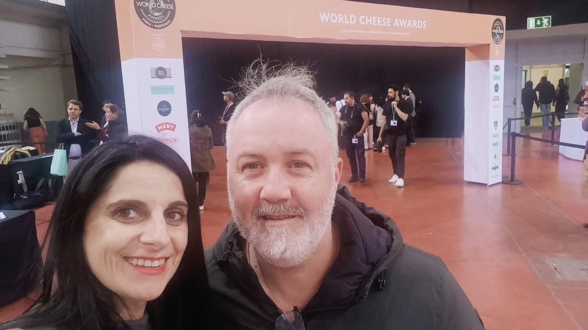 Verónica Álvarez y Alejandro Casielles, dos de los queseros premiados, en la sede de los World Cheese Awards, en Viseu.