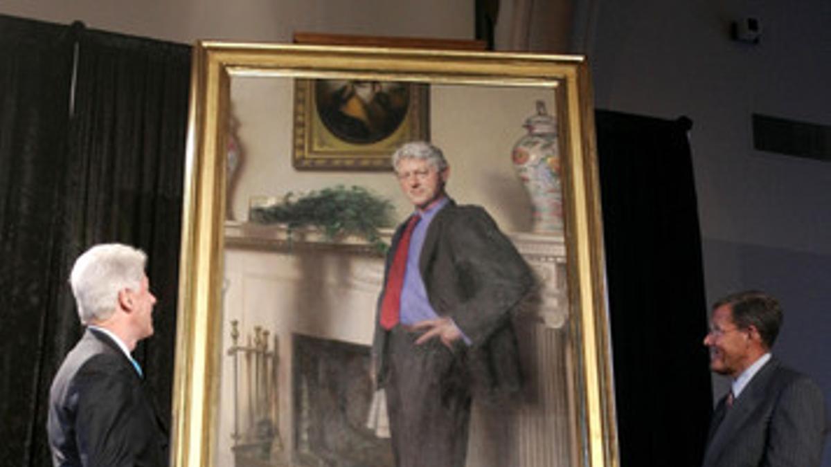 Bill Clinton observa su retrato, obra de Nelson Shanks, en el que aparece una sombra sobre la chimenea, en abril del 2006.