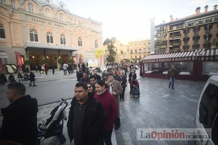 Degustación de monas y chocolate en la Plaza del Romea