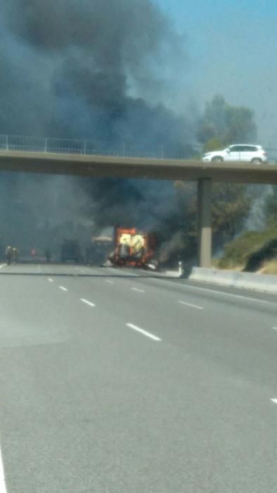 Camió en flames a Viladasens