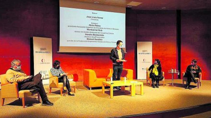 El periodista Joan Lluís Ferrer presenta a los participantes de la mesa redonda.