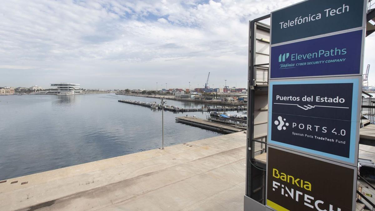 La Marina de València con las bases deportivas en primer término. | GERMAN CABALLERO