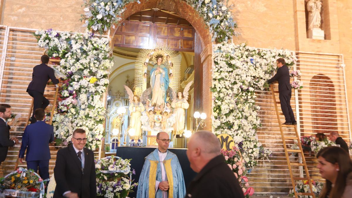 Más de 70 entidades y asociaciones participan en la multitudinaria ofrenda a la patrona que vistió de flores la fachada de iglesia de la Inmaculada Concepción