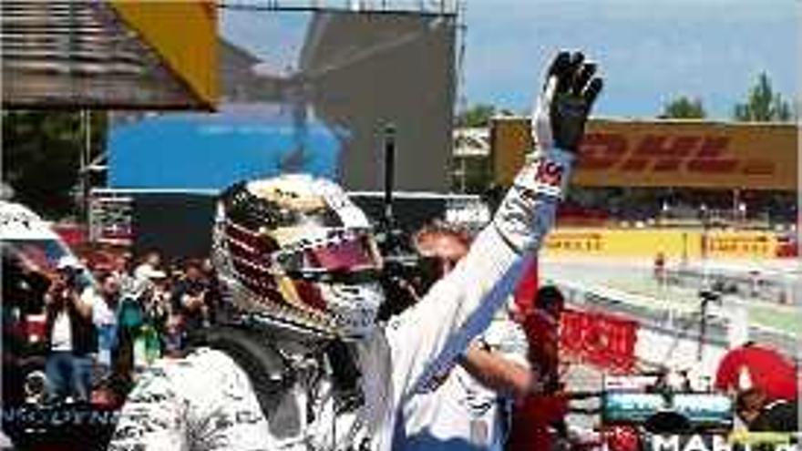 Lewis Hamilton celebra la &quot;pole&quot; aconseguida ahir a Montmeló.