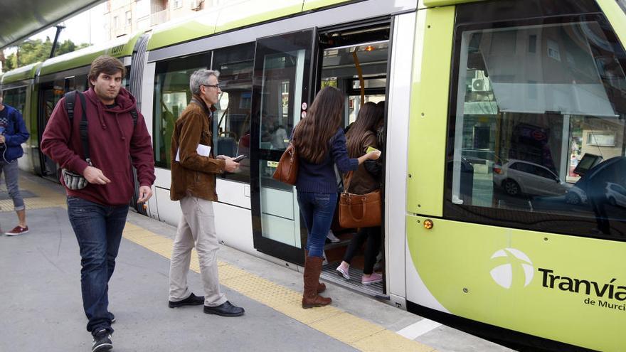 Pasajeros usando el Tranvía de Murcia.