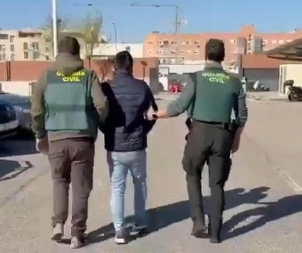 Custodia de un detenido por estos hechos.