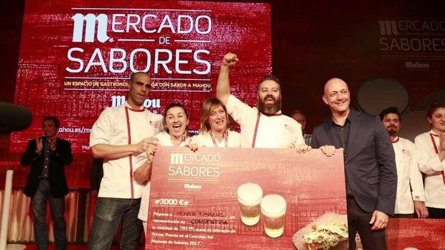 Los cocineros de La Consentida recogen el premio. // FdV