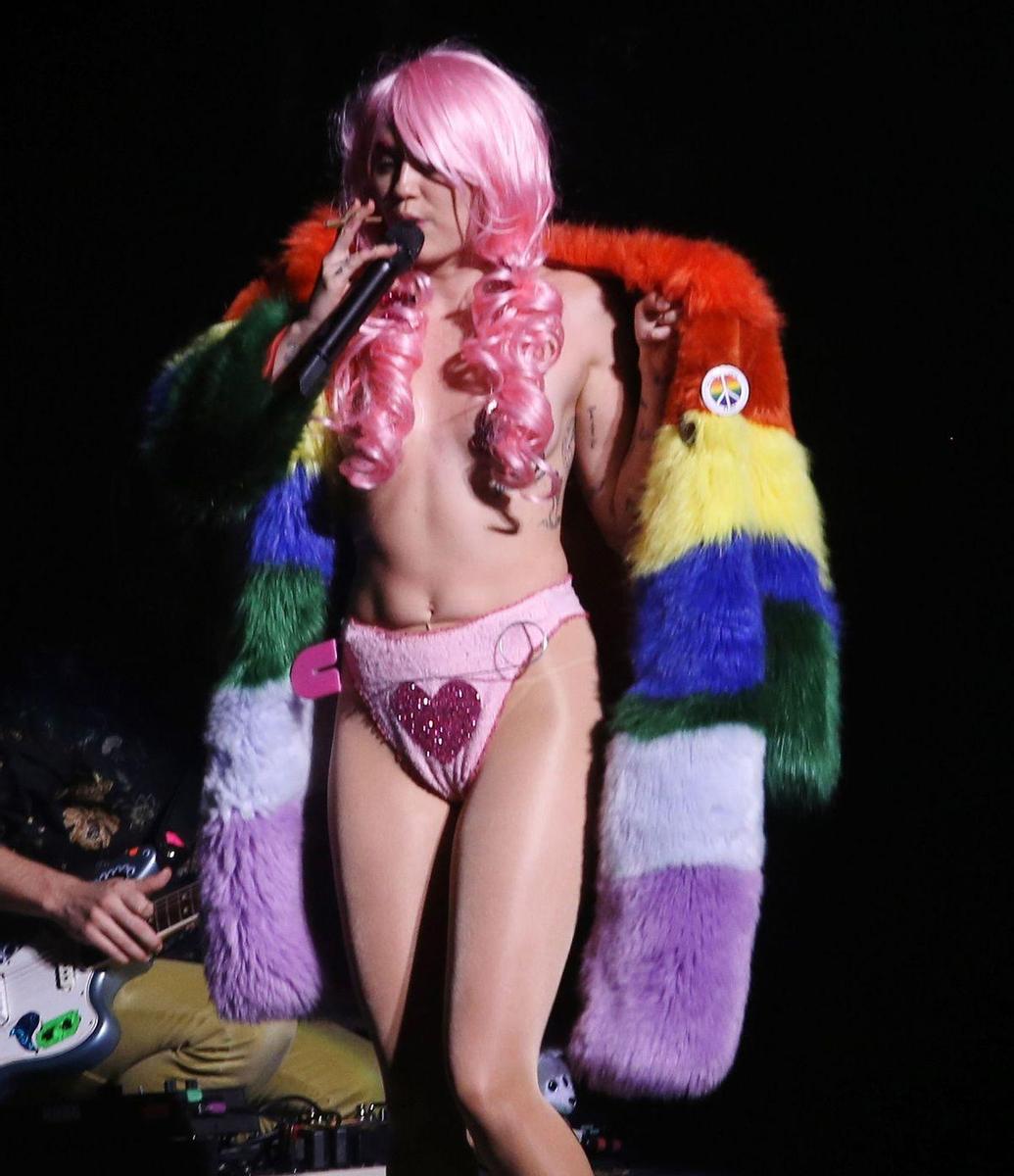 Miley Cyrus en el concierto con abrigo de pelo de colores