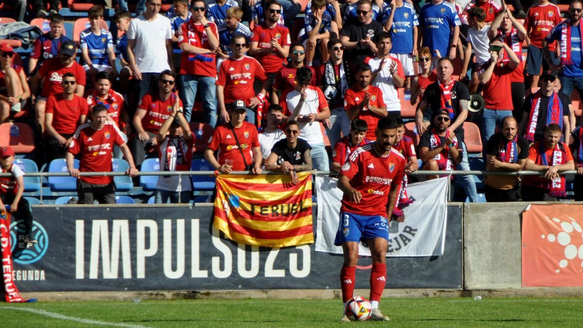El futbolista del CD Teruel Borja Romero controla el balón sobre el verde de Pinilla.