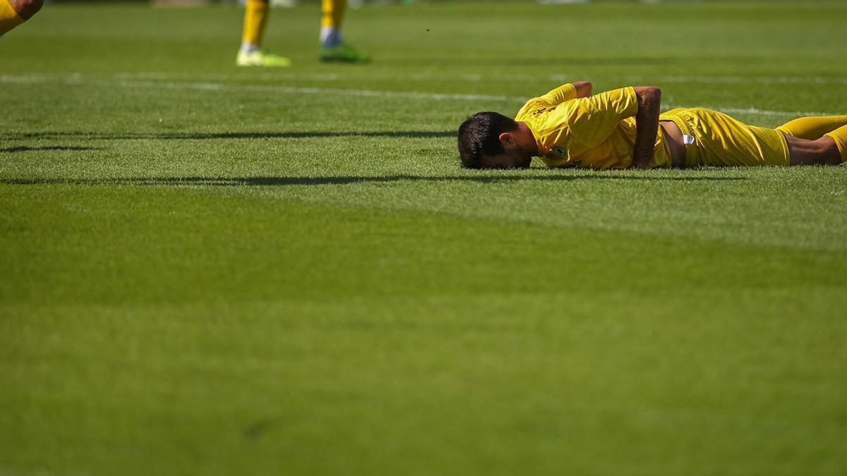 Roger Riera, tendido sobre el césped del Antonio Puchades, en Paterna, frente al Mestalla.