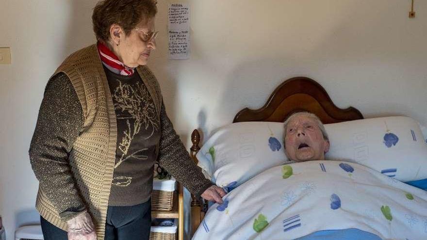 Mari Conde -76 años- cuida desde hace 12 a su madre Marina Fernández, de 101. // Carlos Peteiro