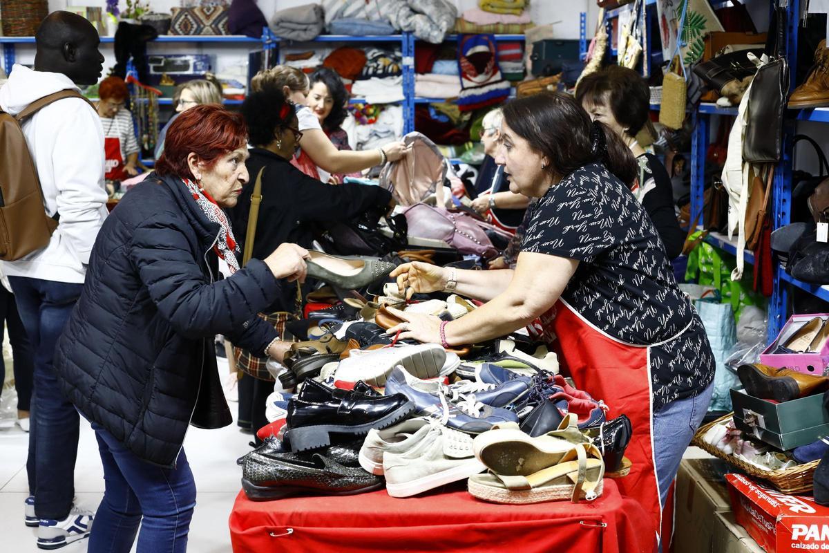 Llenazo en el primer día del Rastrillo Ozanam en el Auditorio de Zaragoza