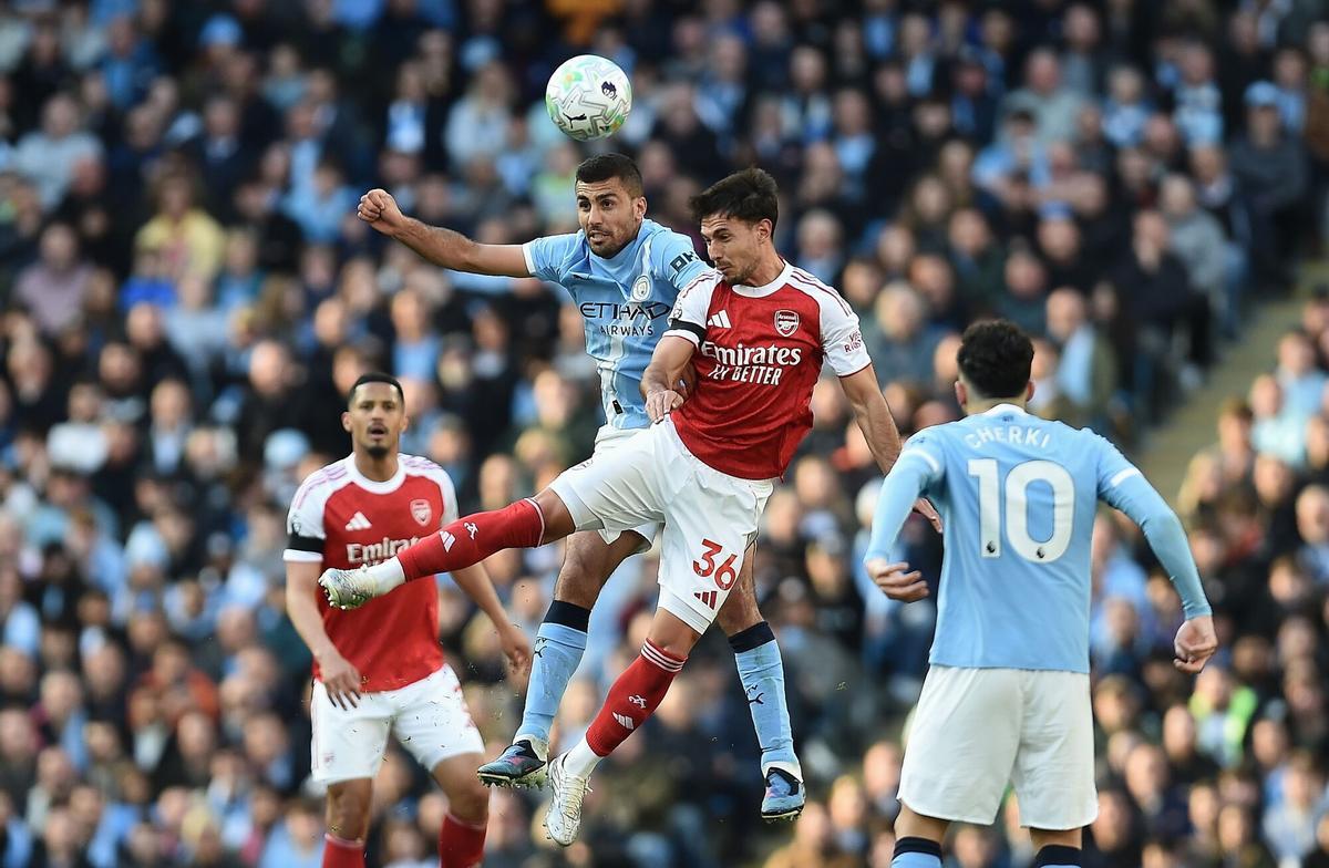Rodri pugna por el balón con Zubimendi