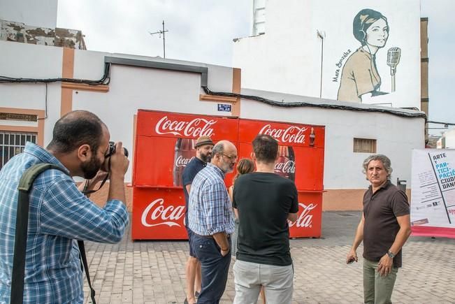 Las Palmas de Gran Canaria, 29 de septiembre de 2016.- La Plaza del Pilar de Guanarteme ya cuenta con un mural homenaje a la periodista Mara González. Los comisarios de la iniciativa, Cynthia Viera y Pablo San José (Colectivo PSJM), el consejero de Participación Ciudadana del Cabildo de Gran Canaria, Juan Manuel Brito, y el concejal de Barrios y Participación Ciudadana del Ayuntamiento de Las Palmas de Gran Canaria, Sergio Millares