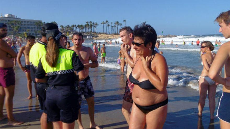 La Policía Local ha tomado los datos a los bañistas que se resistían a salir del agua
