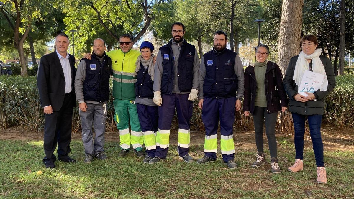 Participantes en las prácticas de jardinería de Torrent con representantes del ayuntamiento y de la fundación.
