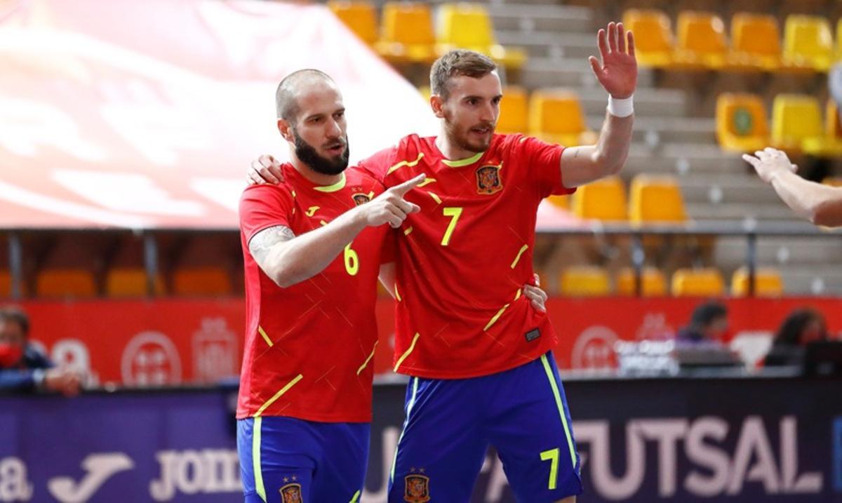 Solano, a la izquierda, celebra uno de los goles de la selección española de fútbol sala.