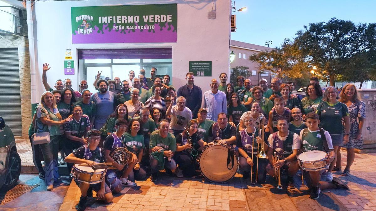 Foto de familia de la presentación de la Peña Infierno Verde.